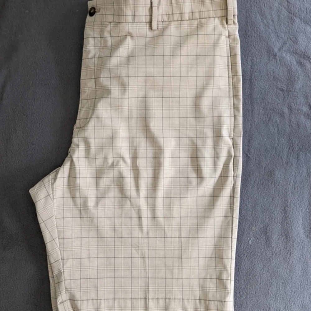 Greg Norman Golf Shorts sz‎ 40 Plaid Polyester Beige Tan Flat Front